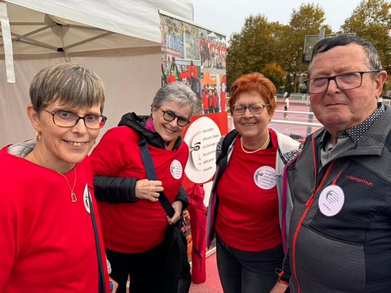 Rachel, Dominique, Anne-Marie et Jean-Rémy devant le stand de Vision'ère