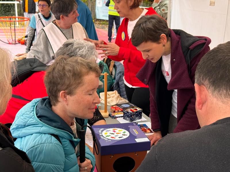 Stéphanie Riss et Teddy devant le Stand de l'association Louis Braille