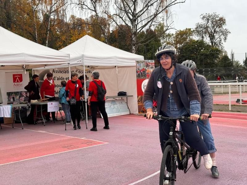 Delphine, guide pour des baptêmes de tandem