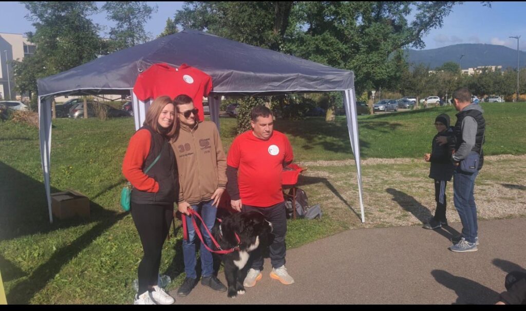 Teddy, Stéphanie Still et Bastien devant le stand de Vision'ère