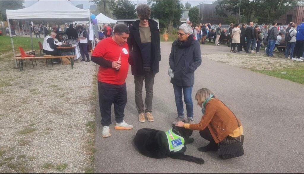 Teddy et Joyau avec des visiteurs des portes ouvertes des chiens guides de l'Est