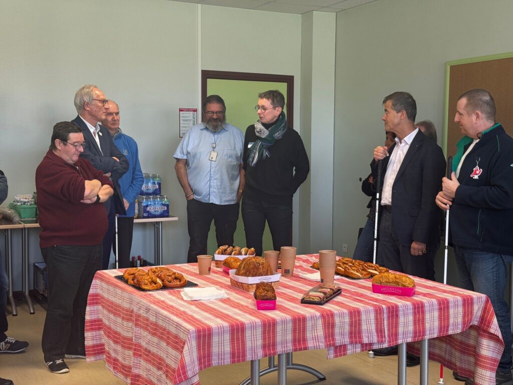 Photo des membres de l'AVH lors d'une réunion avec les partenaires. Au centre de la photo, Nathalie Jecker-Wassmer la directrice du Phare.