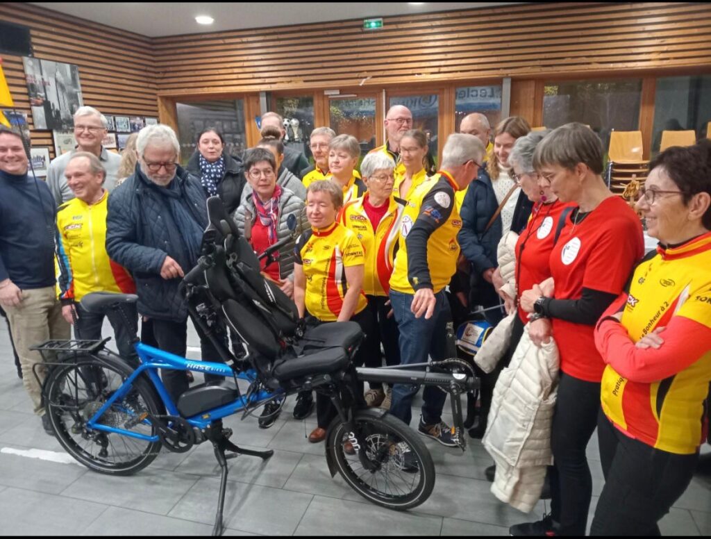 Photo des membres du CCK et des partenaires lors de la remise officielle du vélo adapté