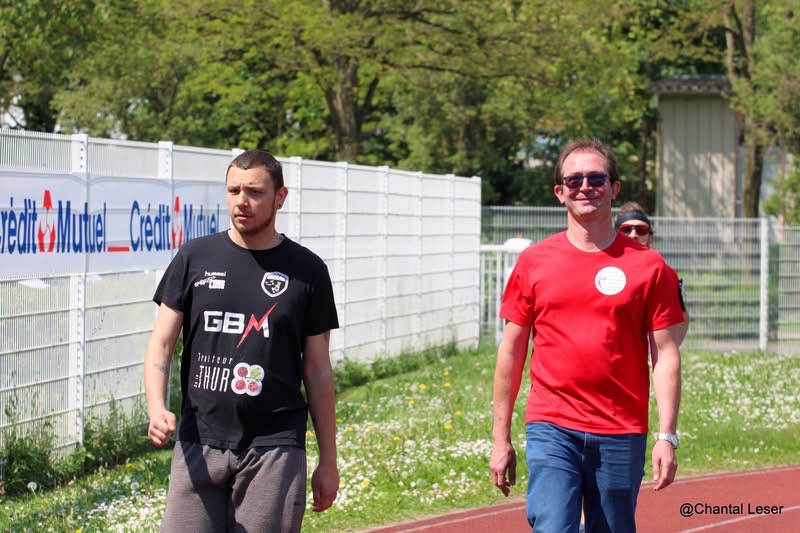 Sébastien et Romain en plein effort sur la piste d'athlétisme