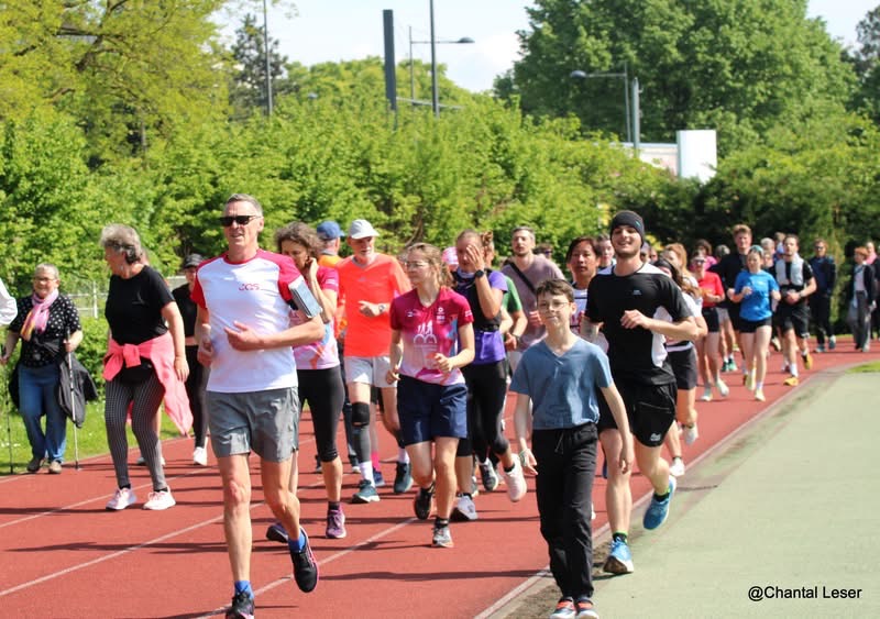 Photo de la piste d'athlétisme pleine de la foule de coureurs et marcheurs