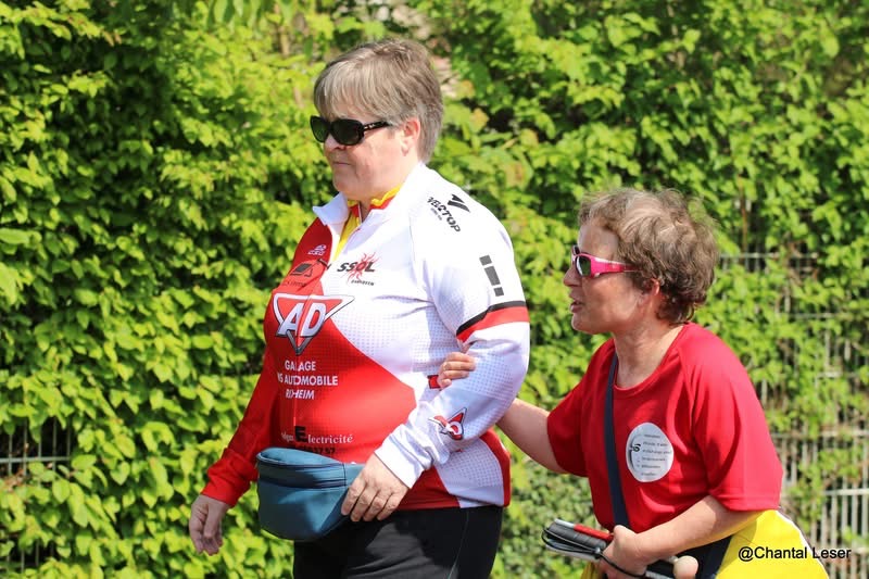 Stéphanie Riss guidée par Violaine sur la piste d'athlétisme