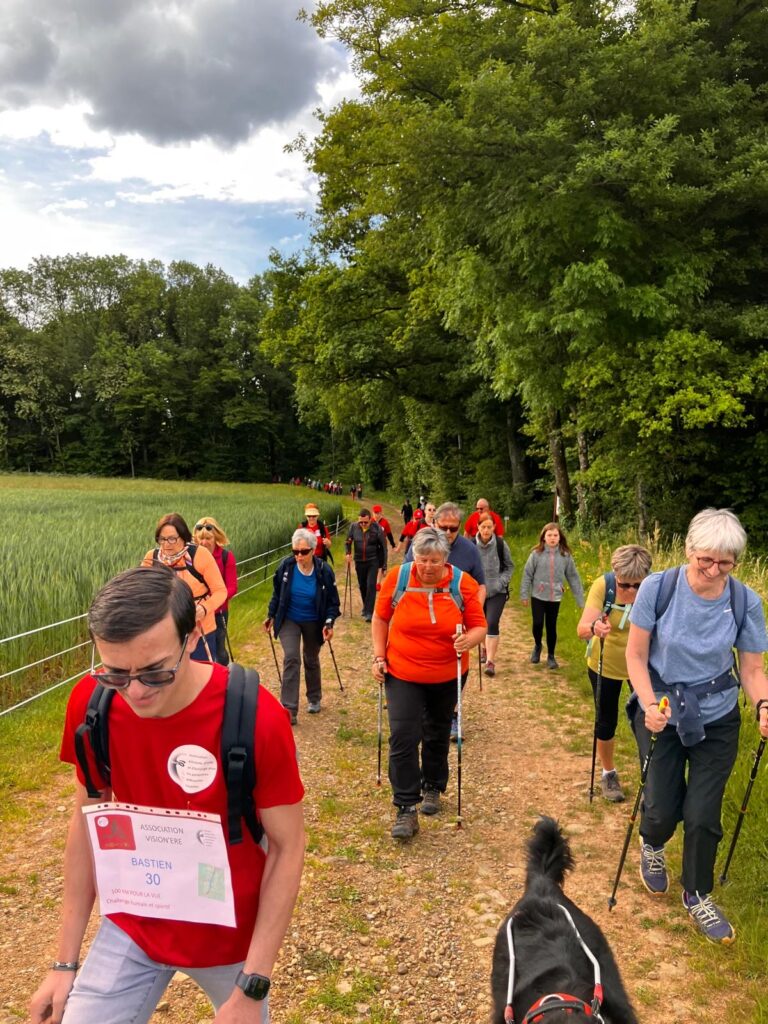 Un groupe de marcheurs en plein effort