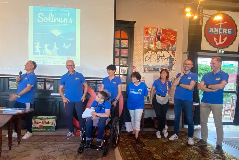Le comité de course horizon avec Pascal Leroy, le président, au micro.