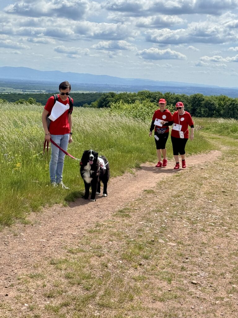 Bastien et Otop et Rachel et Dominique en train de marcher