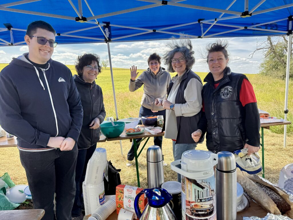 Matthieu, Delphine, Bénédicte, Isa et Carole en plein service et préparation des assiettes froides