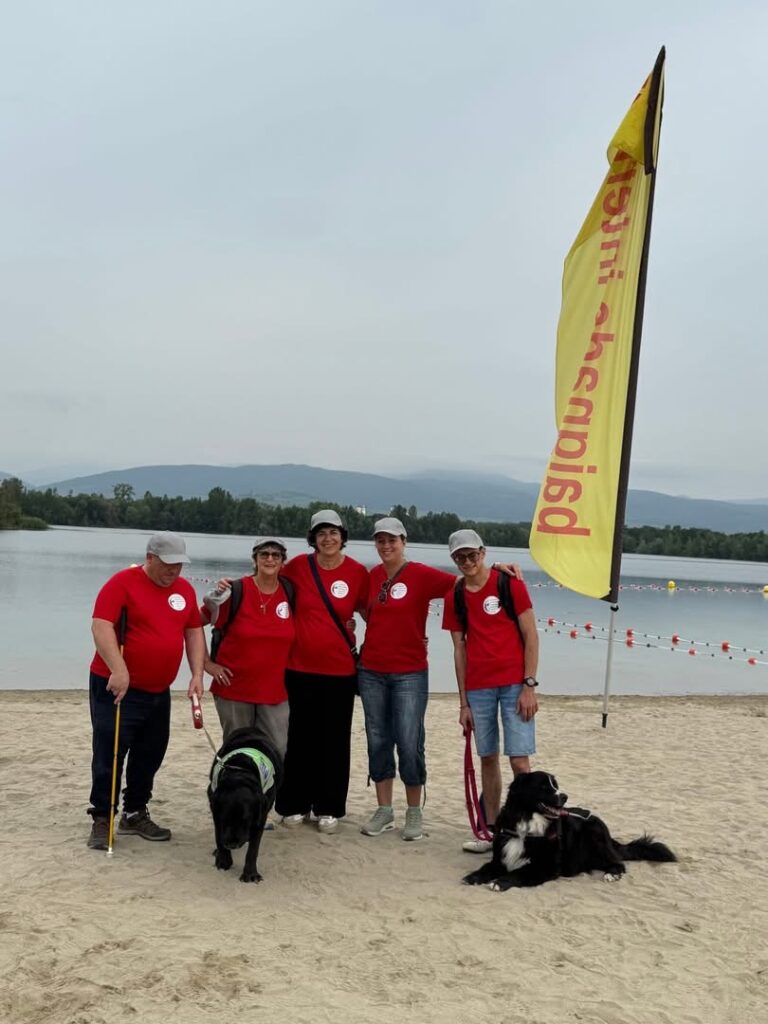 Photo d'une partie de l'équipe des Vision'ère, Teddy, Joyau, Chantal, Delphine, Stéphanie, Bastien et Otop devant le plan d'eau de la base nautique