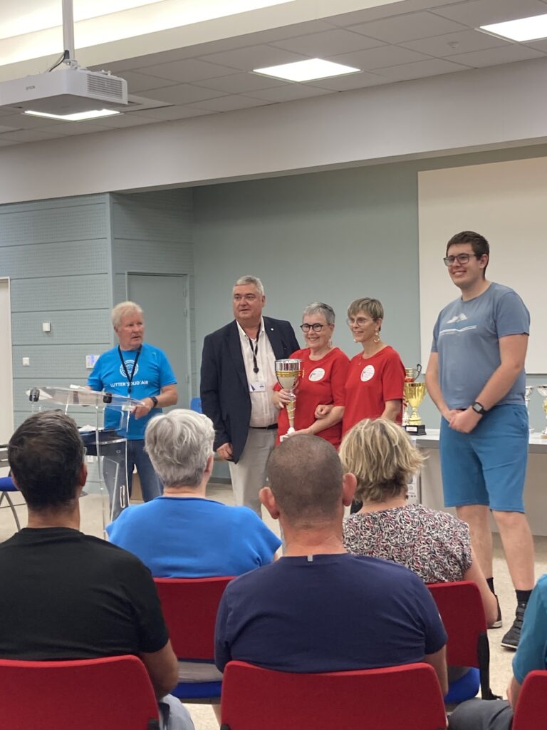 Dominique, Rachel et Matthieu reçoivent la coupe pour la participation de Vision'ère au Solid'air tours