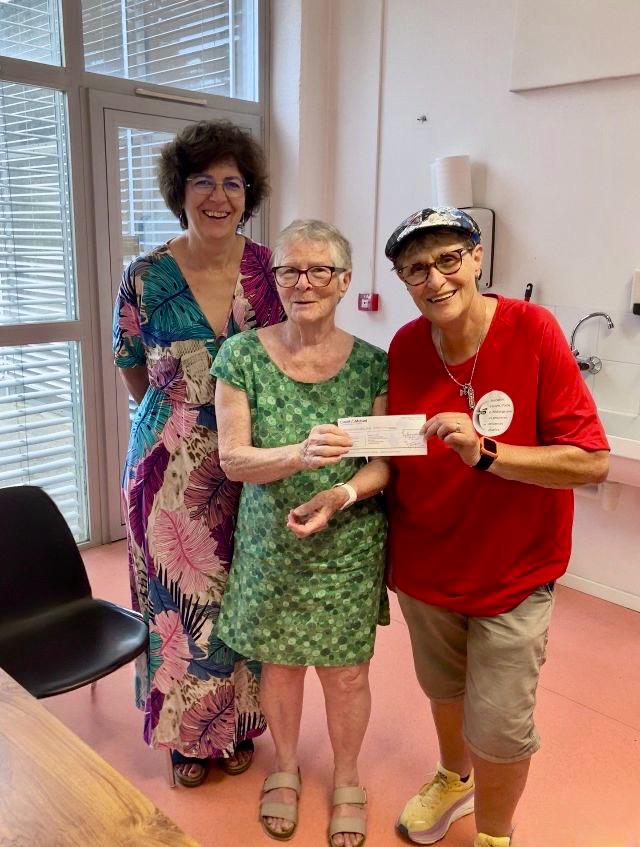 Chantal et Delphine entourent la présidente du gang des tricoteuses, Evelyne Kessler, qui tient le chèque des 800 Euros