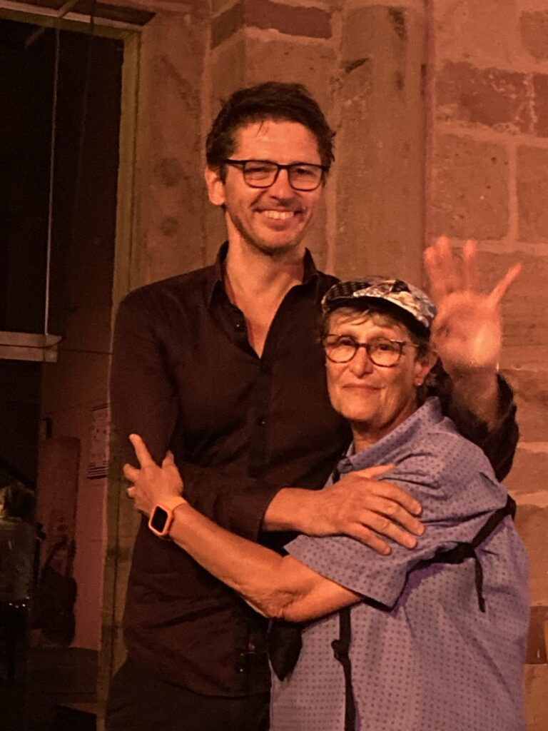 Grégory Ott en train d'enlacer Chantal et faisant signe au public