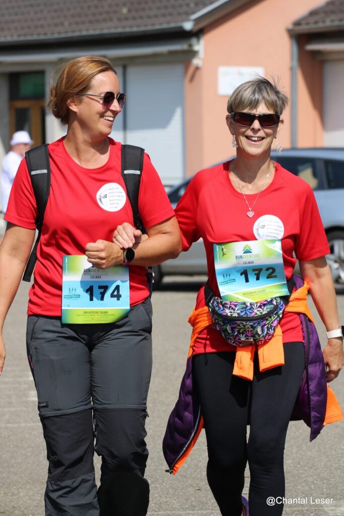 Stéphanie Still et Rachel en train de marcher avec leurs dossards