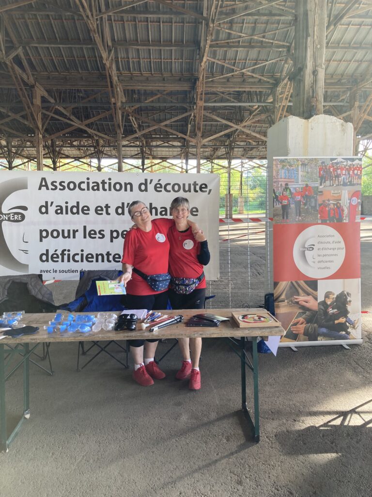 Dominique et Rachel, bras dessus, bras dessous au stand Vision'ère