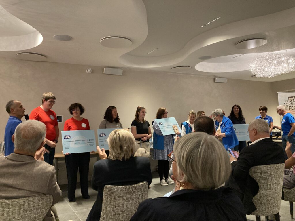 Photo des 3 associations avec chacun leur chèque en main