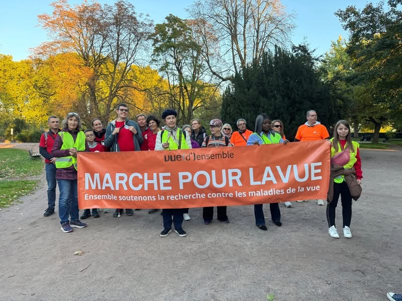 Départ pour la Marche pour la Vue avec la banderole, toute l'équipe de Vision'ère et les autres participants