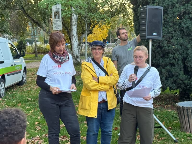Chantal, entourée des 2 dames du centre Louis Braille de Strasbourg avant son discours