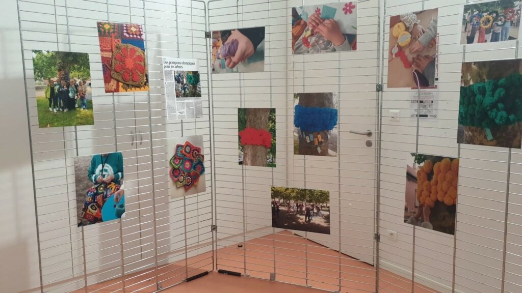Exposition photos de réalisations du gang des tricoteuses