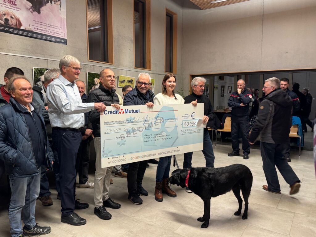 Les organisateurs du cyclo-tour du bassin potassique et la directrice de l'école des chiens guide de Cernay tiennent le chèque géant de 10000 €