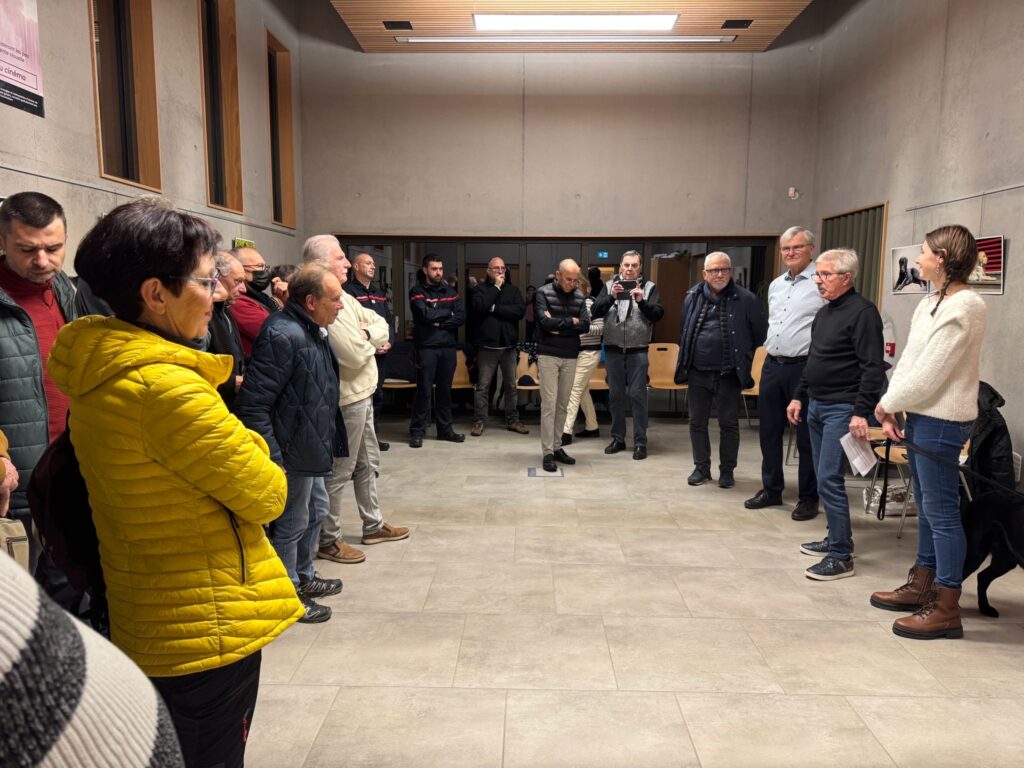Photo des participants à la remise du chèque