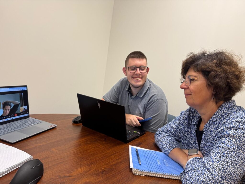 Matthieu et Delphine en pleine réunion de travail