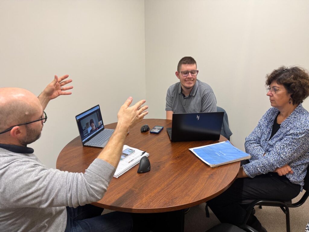 Matthieu, Laurent Gwinner et Delphine en pleine discussions