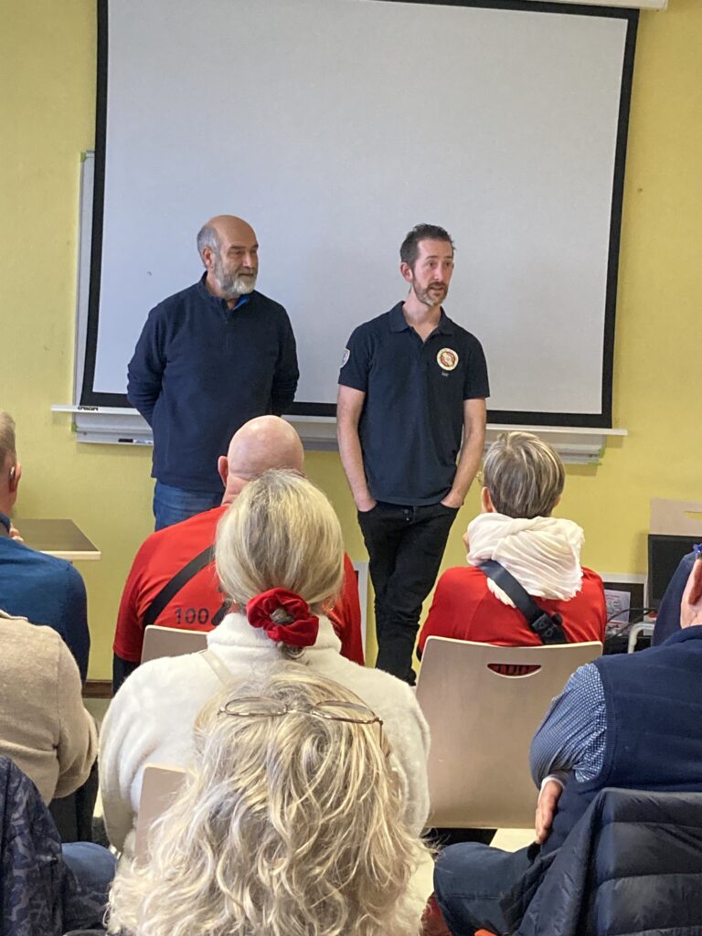 Loic UEBERSCHLAG et Michel KARRER de la Société de tir de Masevaux s'adressent à l'assemblée
