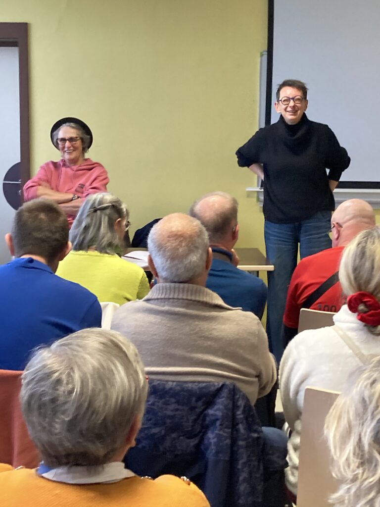 Nathalie Jeker-Wasmer, directrice générale du Phare, s'adresse à l'assemblée au x côtés de Chantal