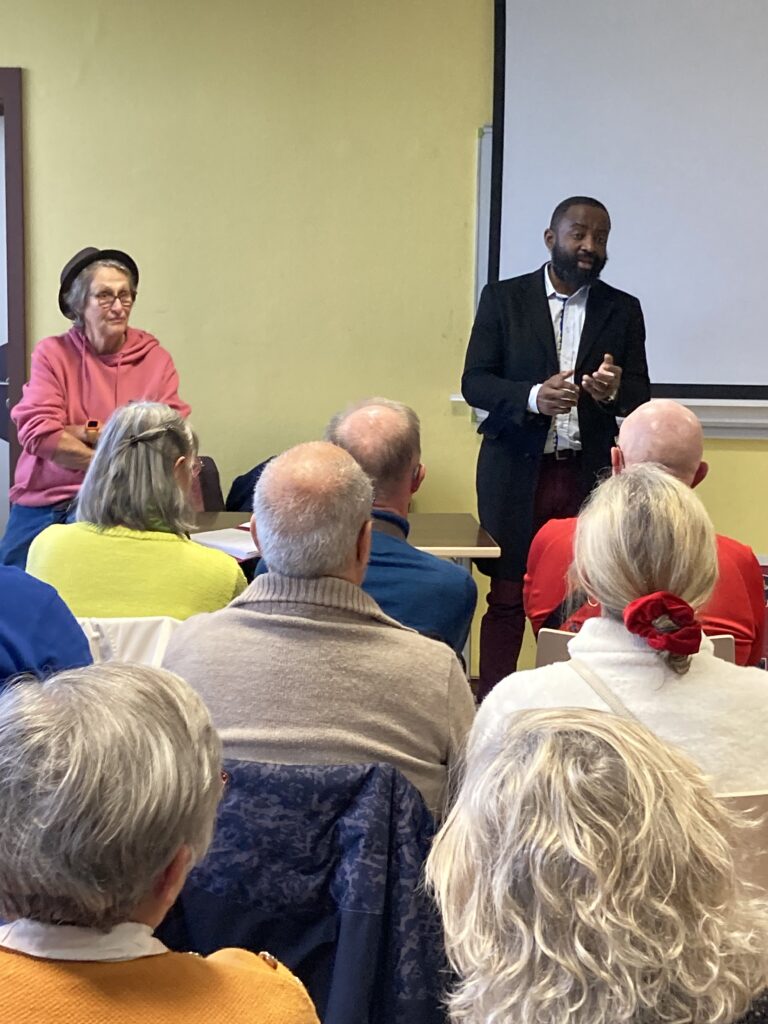 Yves Wansi s'adresse à l'assemblée aux côtés de Chantal