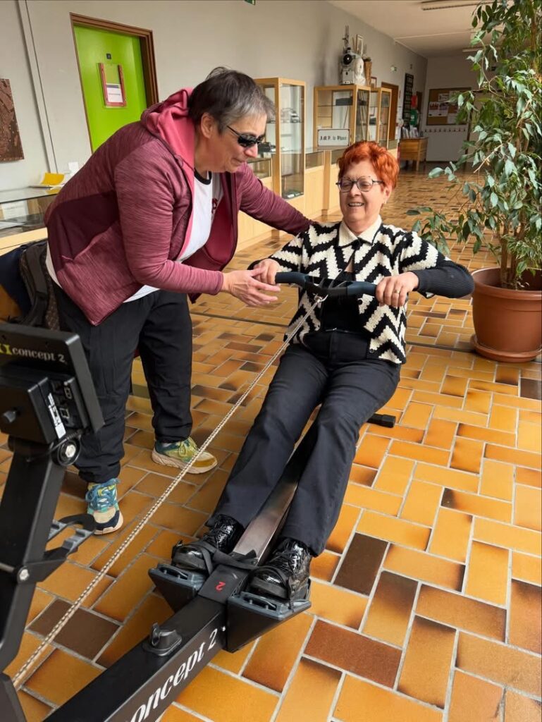 Anne-Marie fait de l'aviron sous les conseils d’Élisabeth