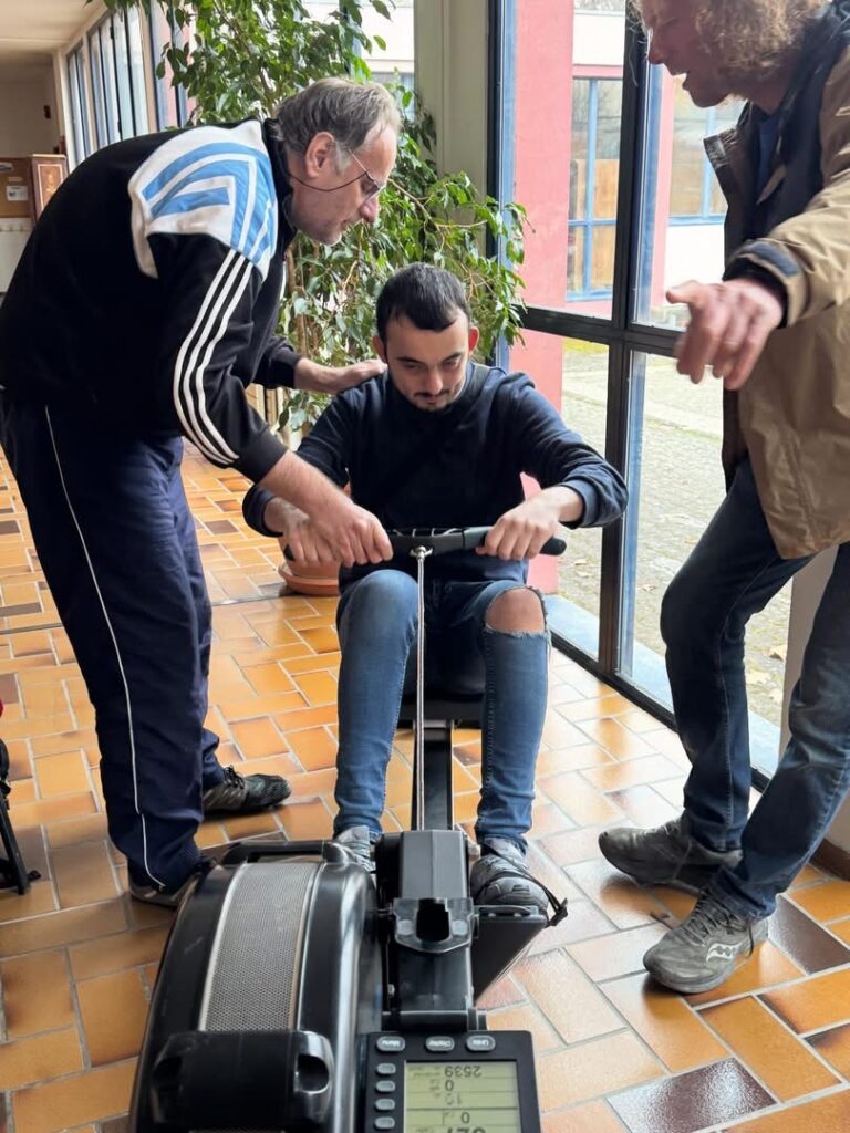 Jason essaye un aviron guidé par David Beglet et Jean-Pierre Talamona