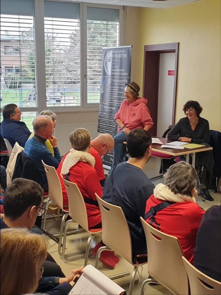 Chantal et Delphine devant l'assemblée