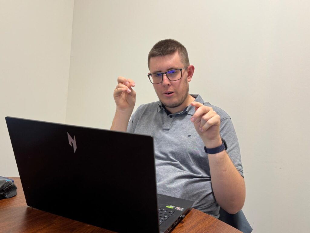 Matthieu derrière son ordinateur en train de donner des explications