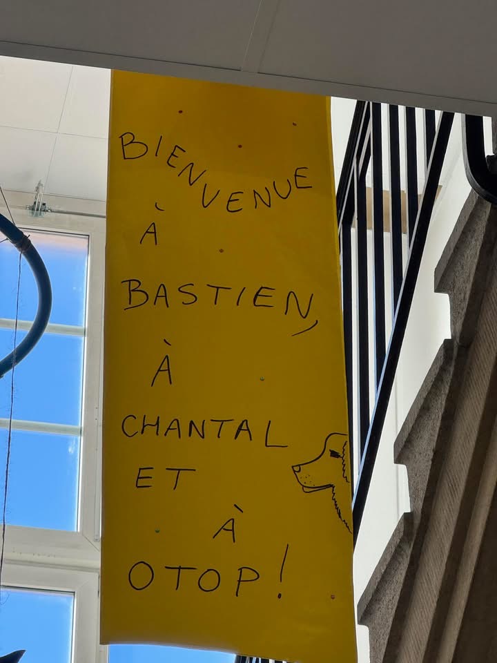 Affiche Bienvenue à Bastien, Chantal et Otop faite par les élèves