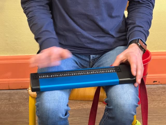 Bastien en train de faire une démonstration du braille sens aux élèves