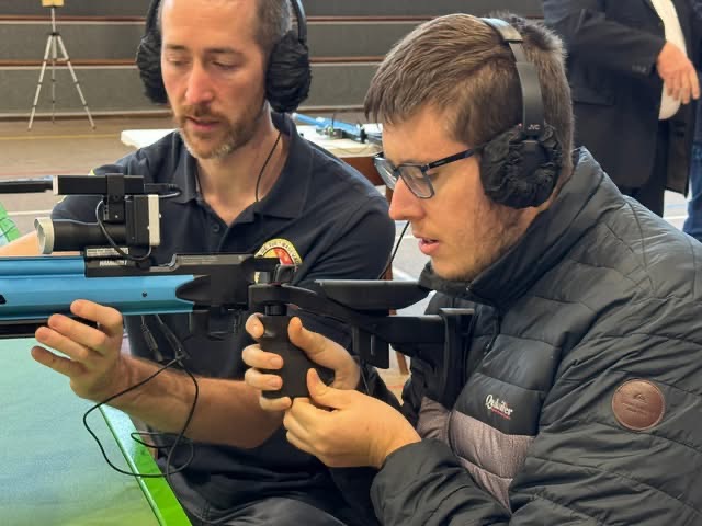 Matthieu, carabine en main, en train d'écouter les explications de Loïc Ueberschlag
