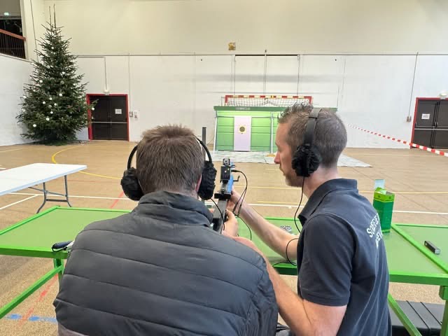 Matthieu en train de tirer à la carabine et guidé par Loïc Ueberschlag