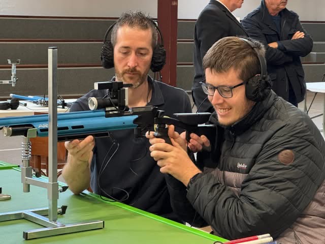 Matthieu, avec un grand sourire, carabine en main