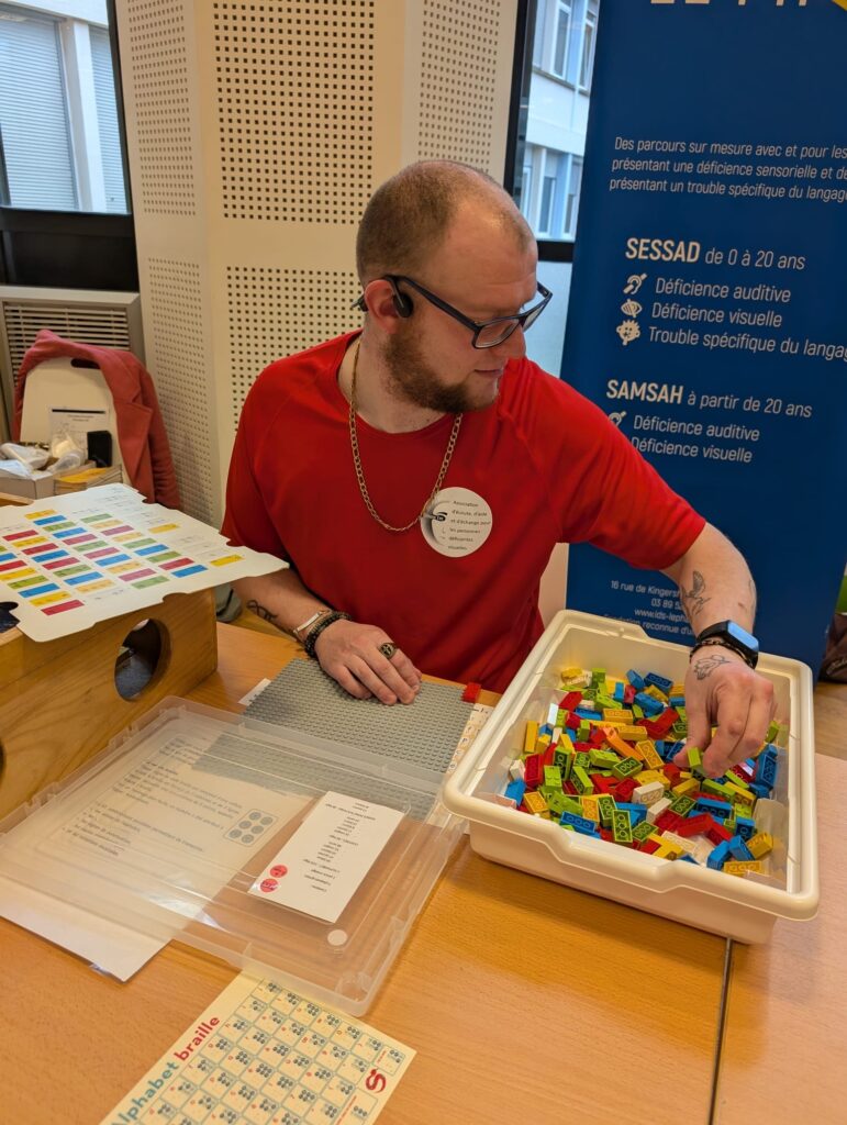 Sébastien écrit en braille avec des légos