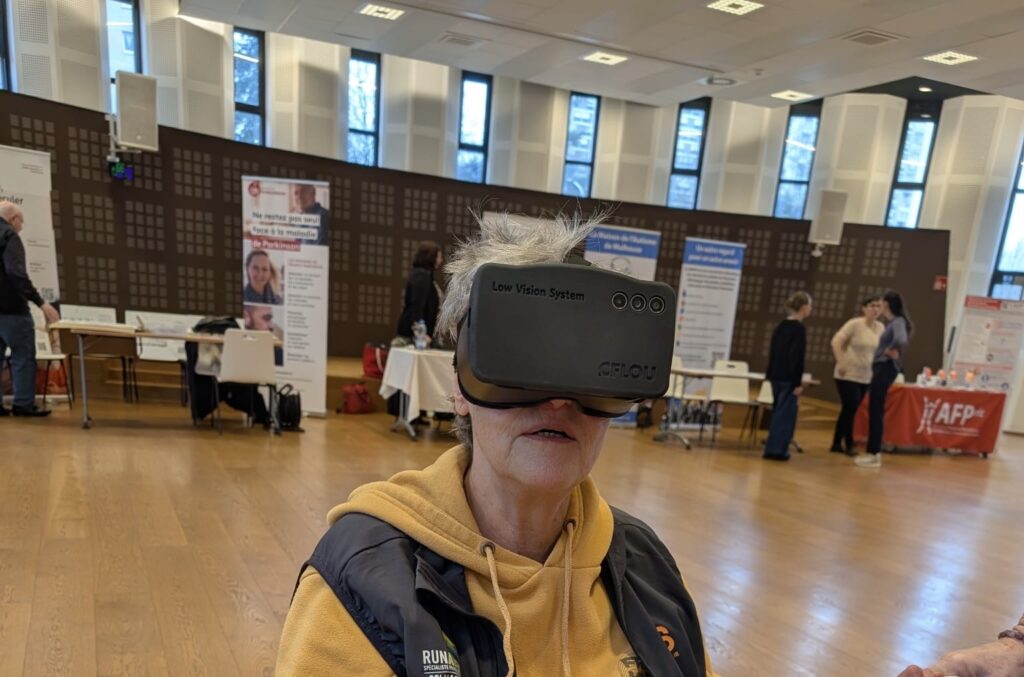 Chantal en train d'essayer le casque de réalité virtuel pour la sensibilisation à la déficience visuelle