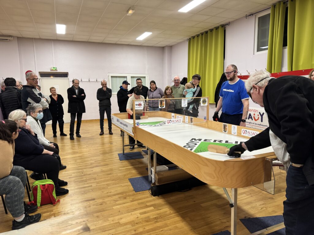 Démonstration de show down pour les participants à l'inauguration