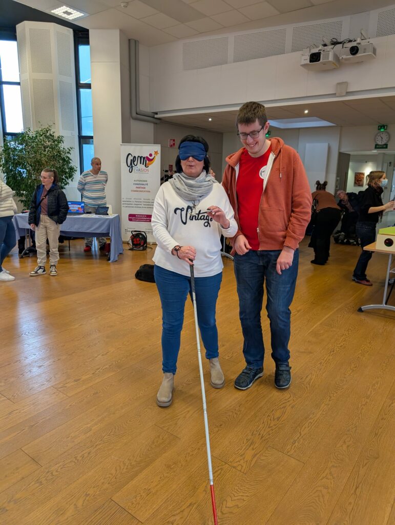 Matthieu fait découvrir un déplacement avec la canne blanche