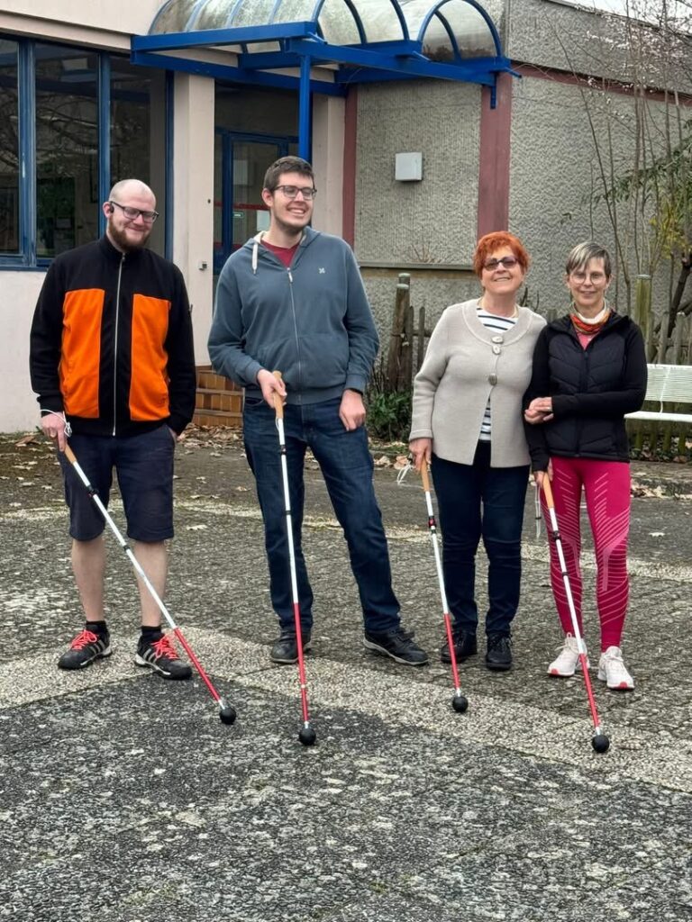 Sébastien Malaisé, Matthieu, Anne-Marie et Rachel avec leurs nouvelles cannes