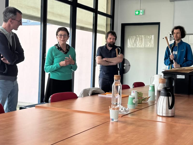 Clarisse Lohr, présidente de Vue du Coeur, fait un petit discours, elle est entourée de Jérôme Cunin, d'un membre de Vue du Coeur et de Clément Gass