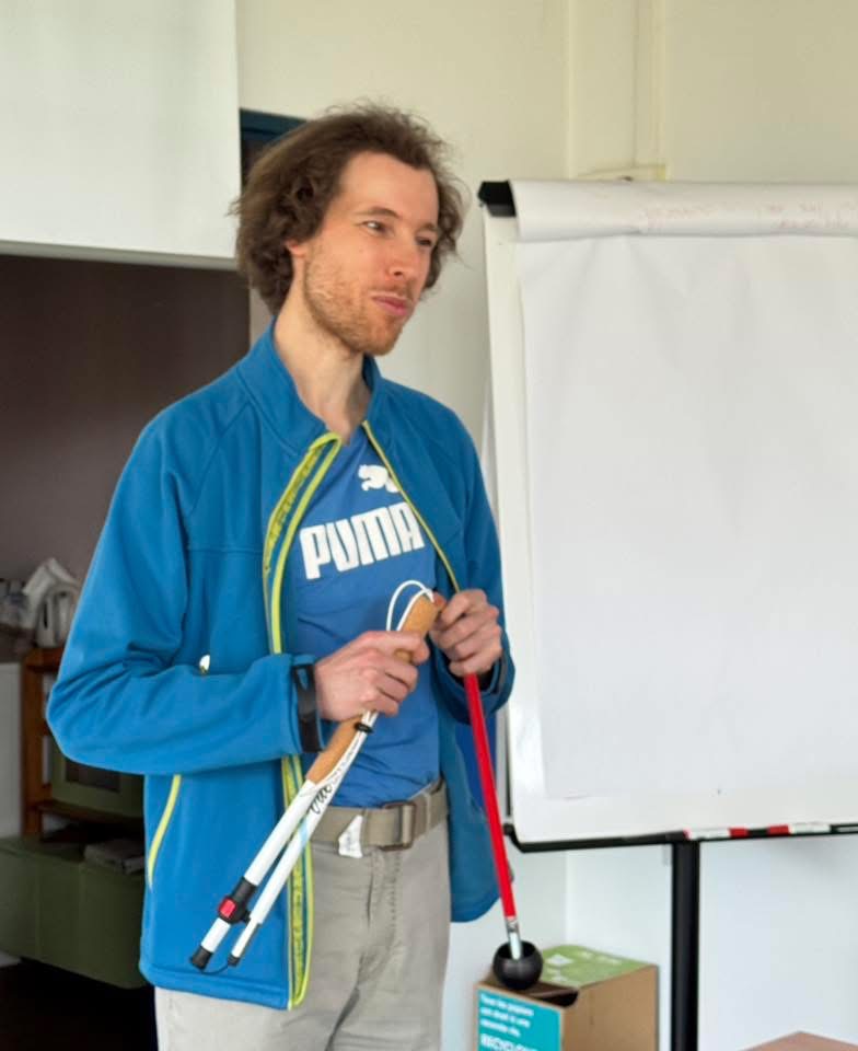 Clément Gass en train d'expliquer le fonctionnement de la canne