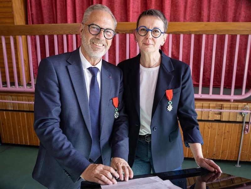 Fabian Jordan et Nathalie Jeker-Wasmer avec leurs insignes de Chevalier de la Légion d'honneur épinglée à leurs vestes
