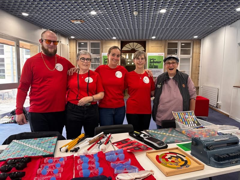 Sébastien, Dominique, Stéphanie, Rachel et Chantal derrière le stand Vision'ère