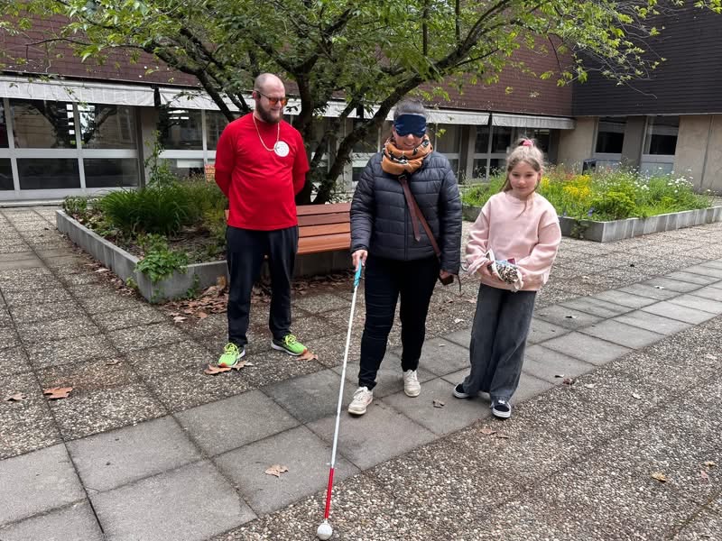 Sébastien accompagne une maman et sa fille pour une initiation de la marche avec la canne blanche